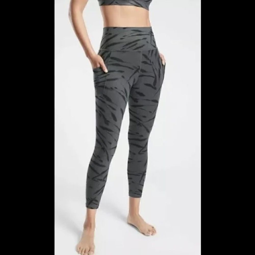 NWOT Athleta Salutation Stash Pocket II 7/8 Tight